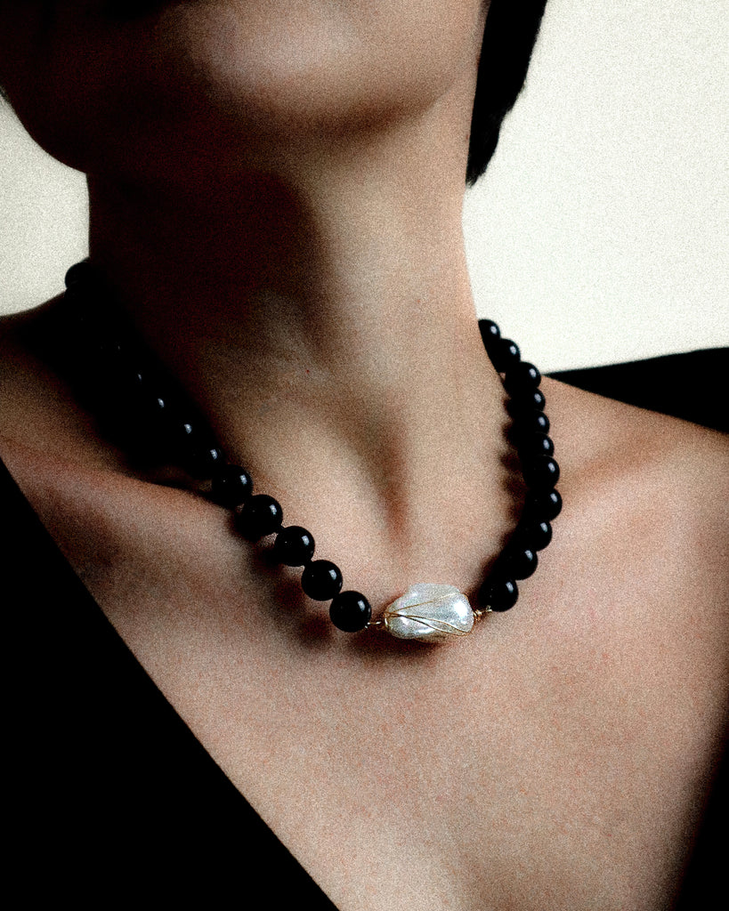 Onyx baroque collar
